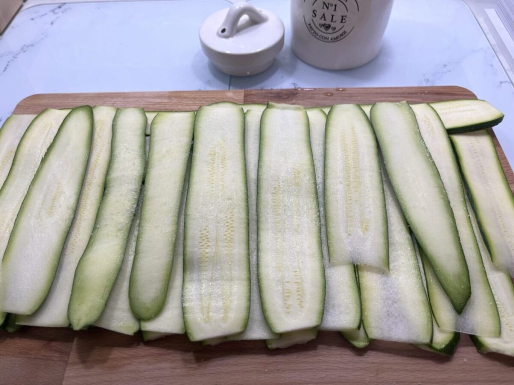 weiße Zucchini Parmigiana roh