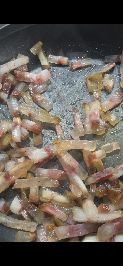 cremige Spaghetti Carbonara mit knusprigem Guanciale