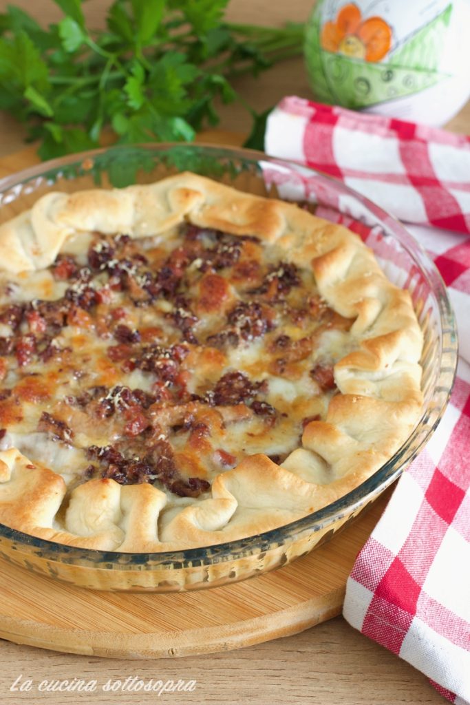 herzhafter Kuchen mit Wurst, Pilzen und Mozzarella