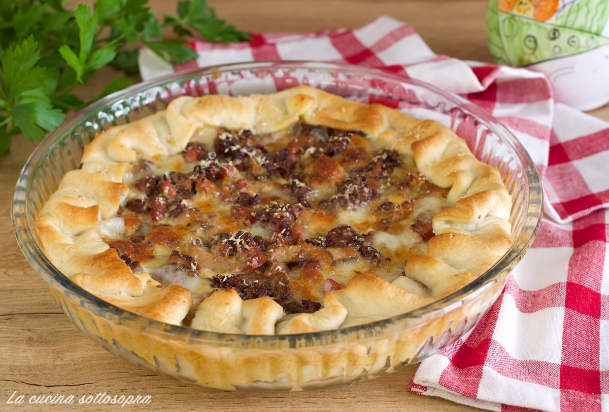 Herzhafter Kuchen mit Wurst und Pilzen