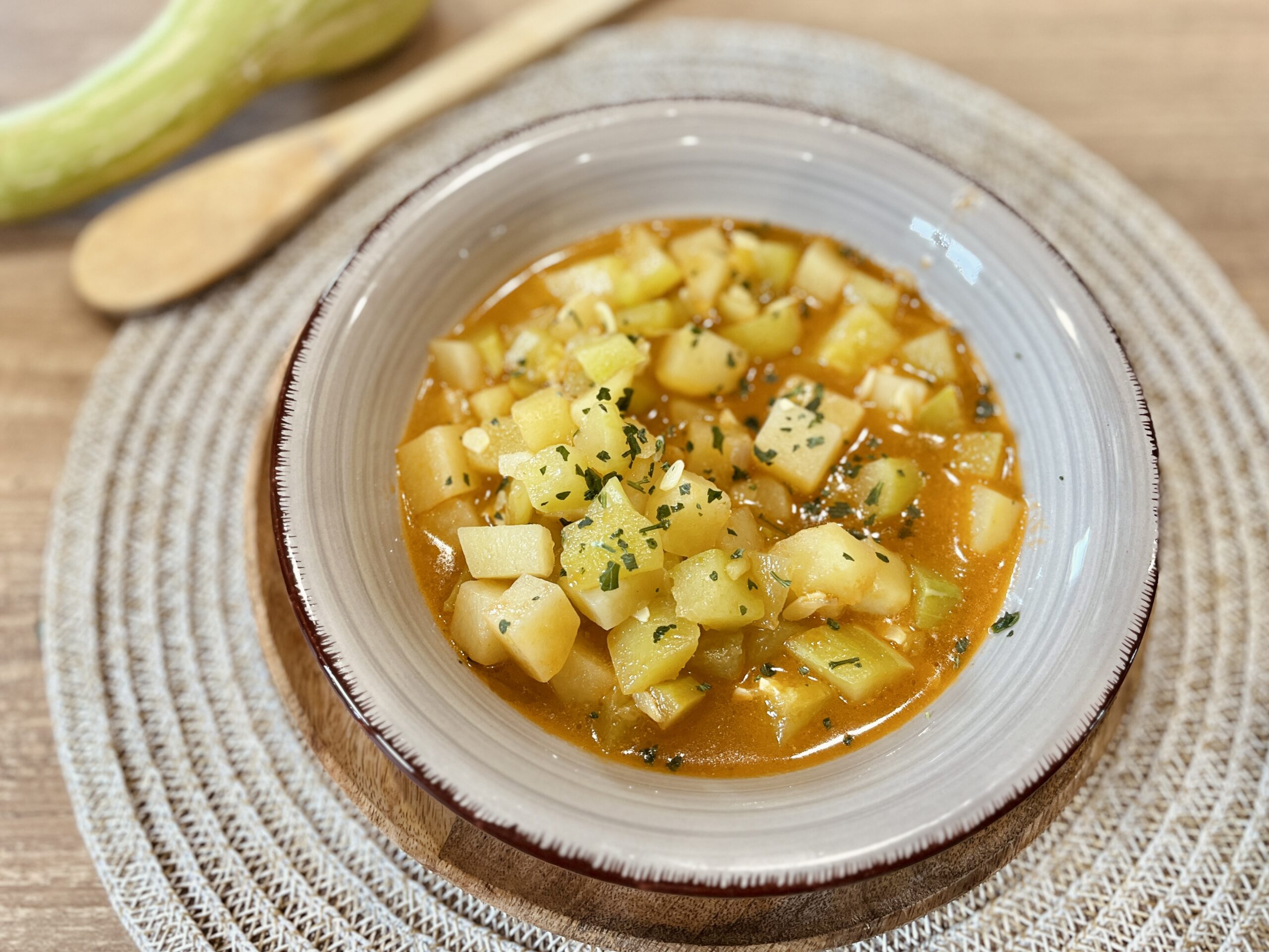 Suppe mit Trompetenzucchini
