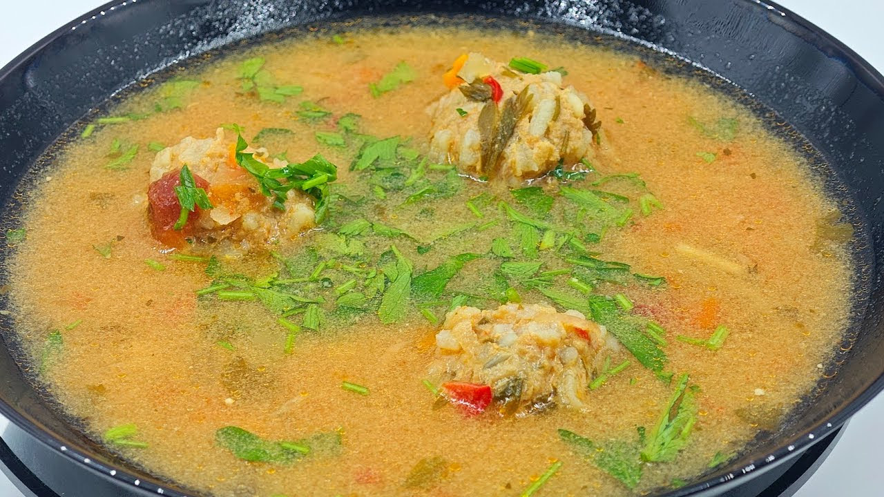 Fleischbällchensuppe: Ein Trostrezept mit frischem Gemüse und Tomatenpassata