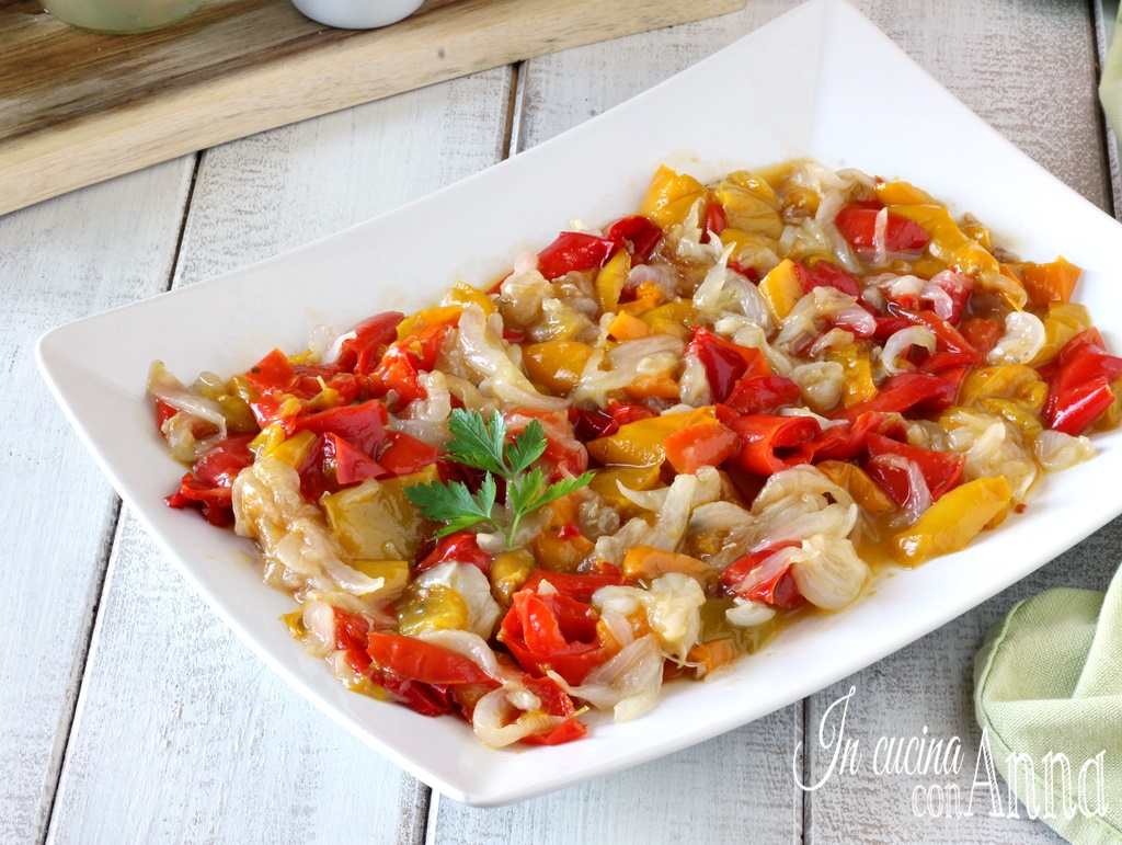 Paprika und Zwiebeln in der Pfanne