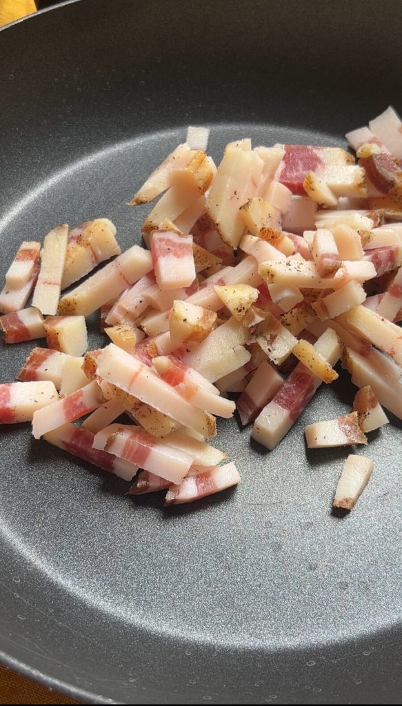 cremige Spaghetti Carbonara mit knusprigem Guanciale
