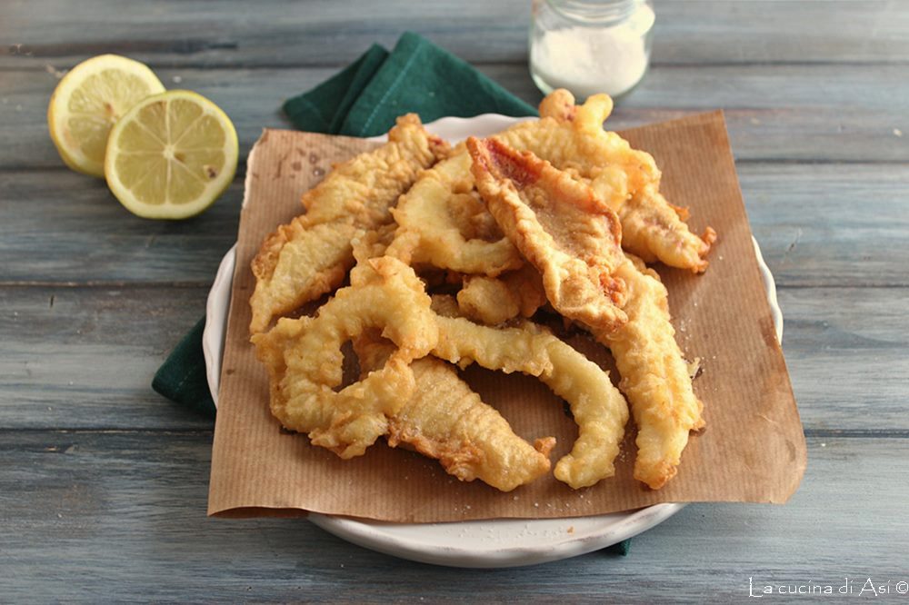 IM BACKTEIG FRITTIERTE Rotbarben und Calamari