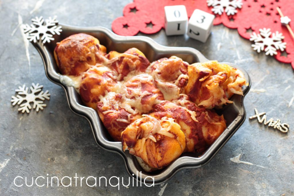 Herzhafter Weihnachtsbaum aus Pizzateig