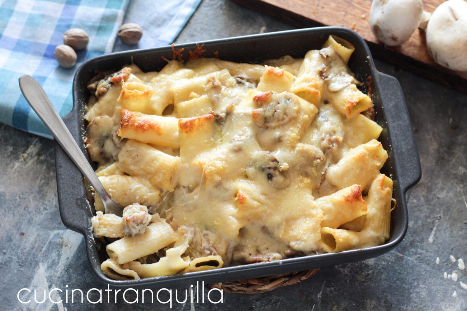 Gebackene Pasta mit Pilzen und Wurst mit laktosefreier Béchamelsauce