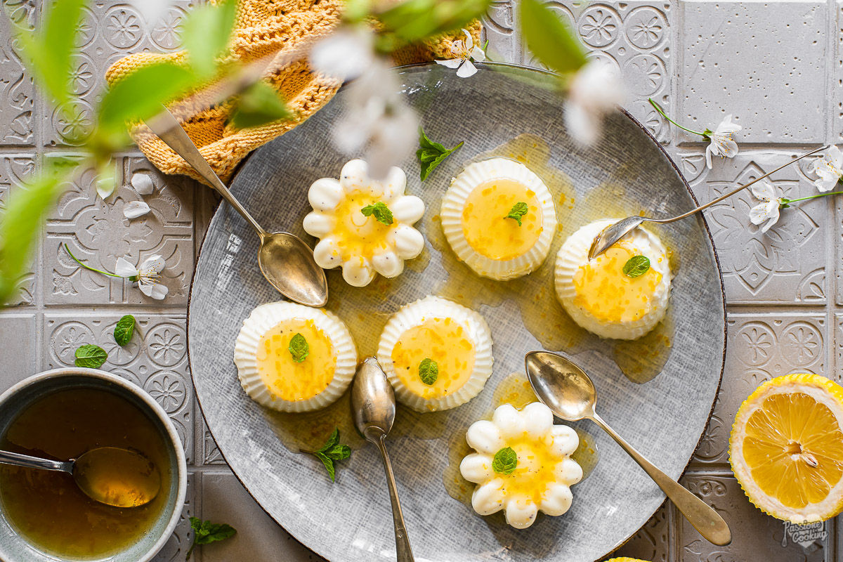 Käsekuchen-Panna-Cotta mit Zitronensauce