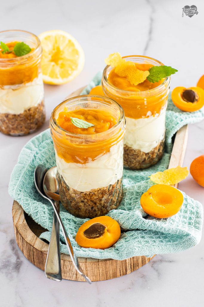 Käsekuchen im Glas mit Aprikosen
