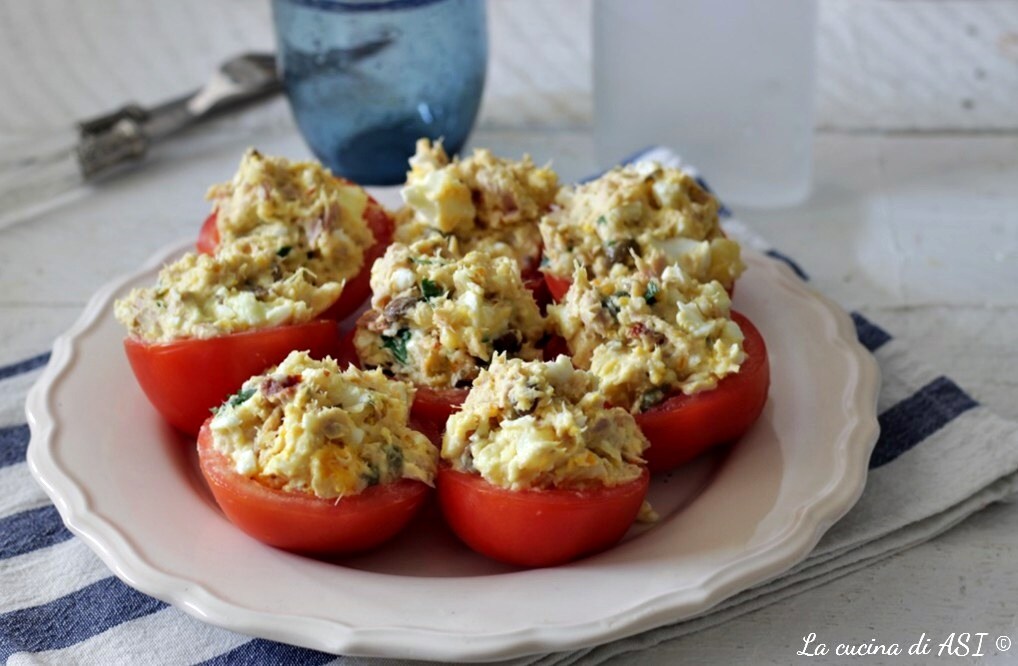 Kalte Tomaten gefüllt mit Thunfisch und Kartoffeln