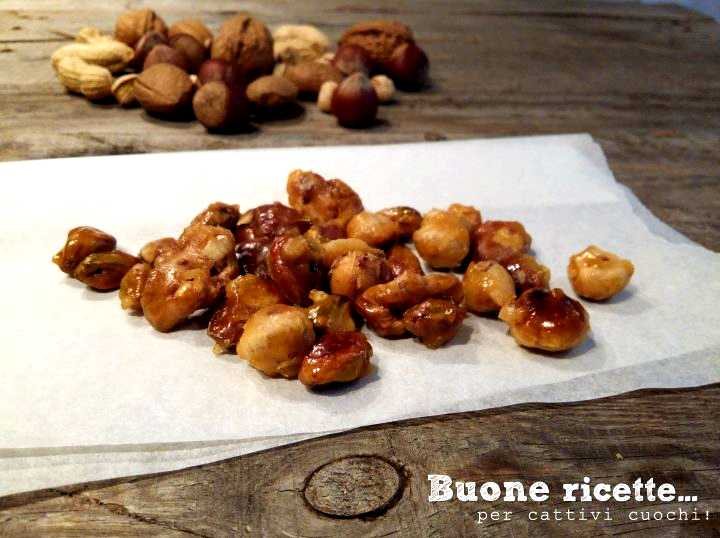 Einfache Rezept für karamellisierte Nüsse