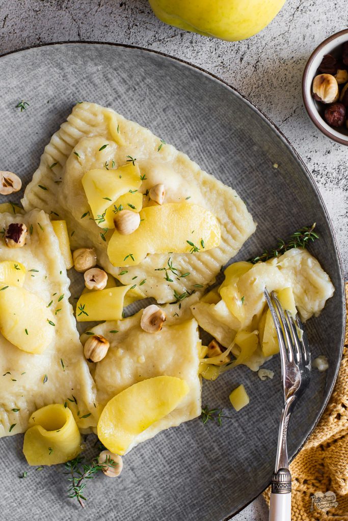 Kartoffelravioli gefüllt mit Äpfeln und Käse