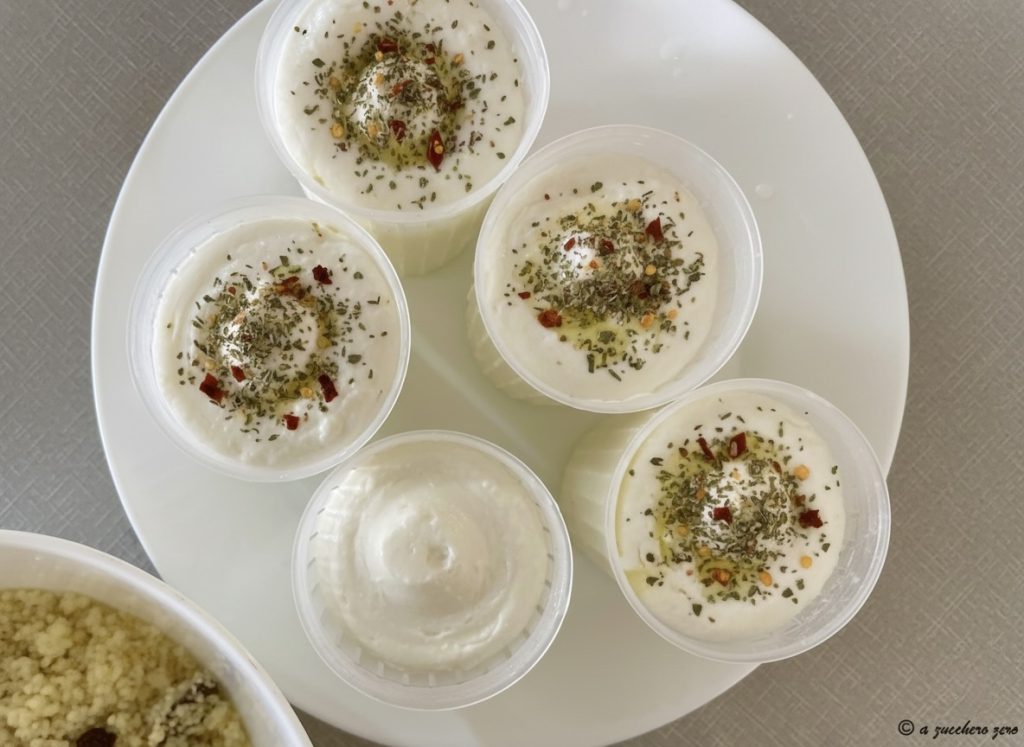 Kleine Ricottas im Einzelportion gewürzt