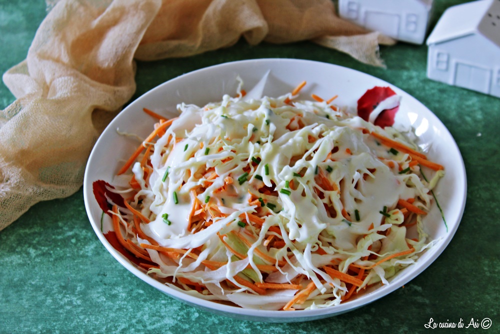 Knackiger Salat mit Weißkohl und Karotten COLESLAW