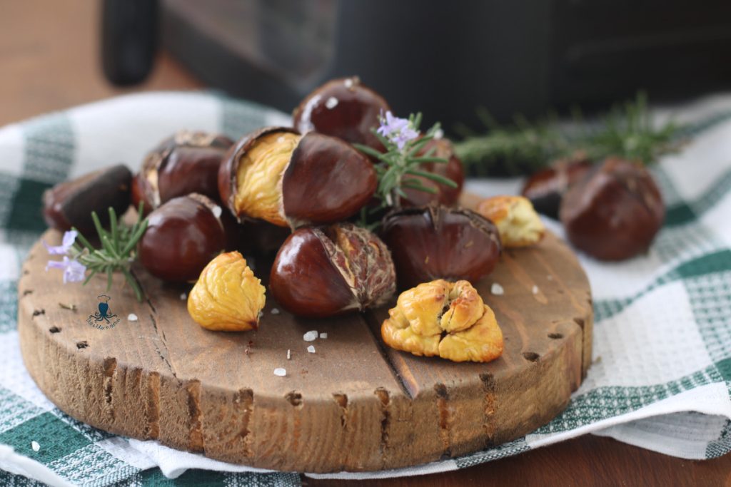 Knusprige Kastanien mit Rosmarin und Salz in der Heißluftfritteuse
