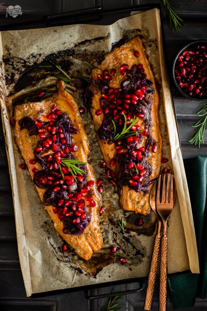 Lachsforellenfilets im Ofen mit Granatapfel