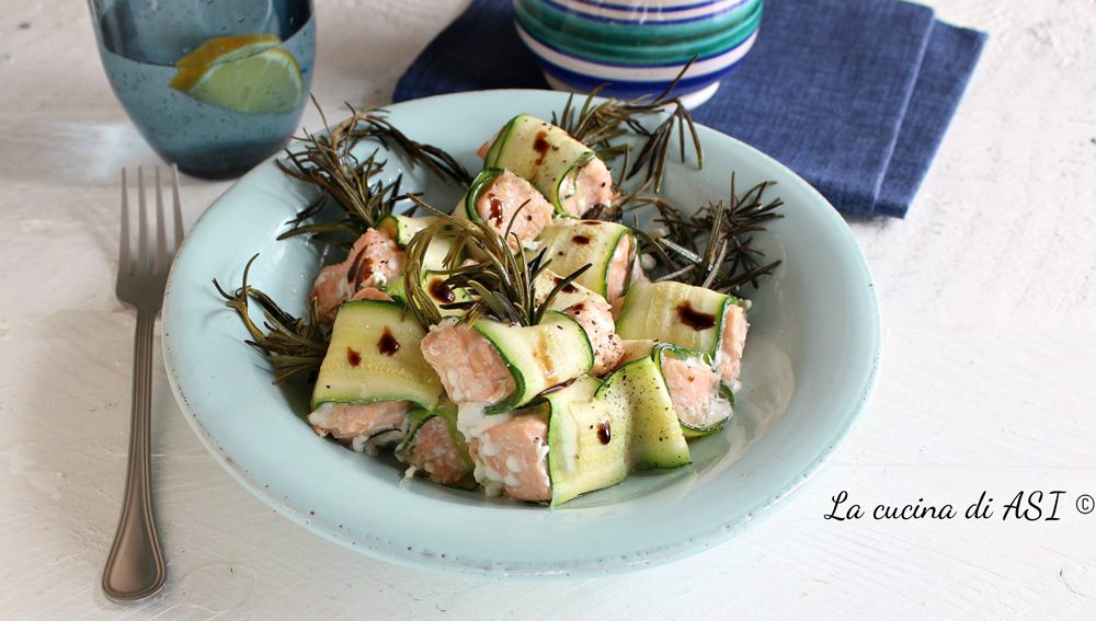 Leckere Spieße mit Lachs und Zucchini