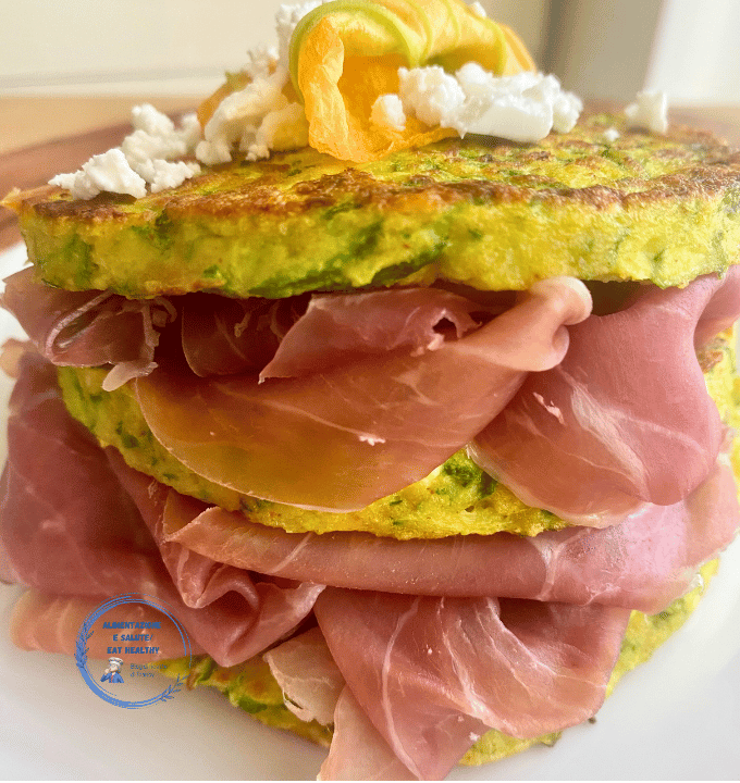 Leichte Pfannkuchen mit Zucchini und Rohschinken