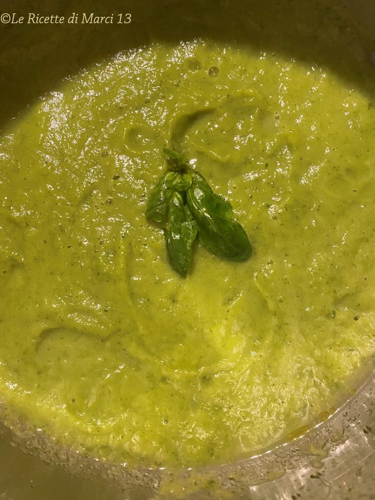 Leichte Zucchini- und Zwiebelcremesuppe