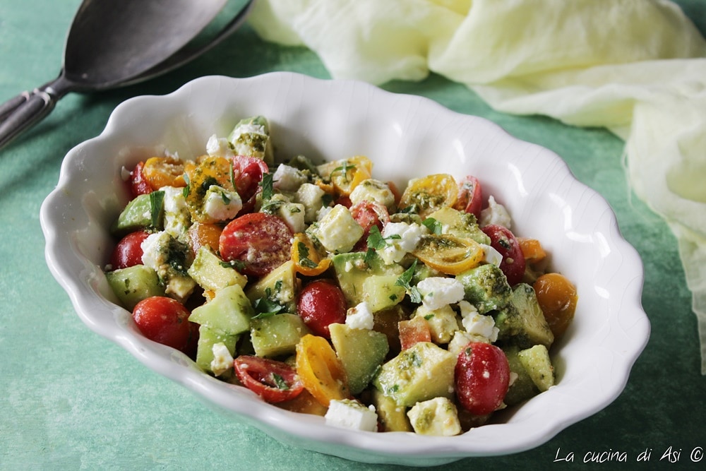 Leichter Salat mit Datterini, Avocado und Feta