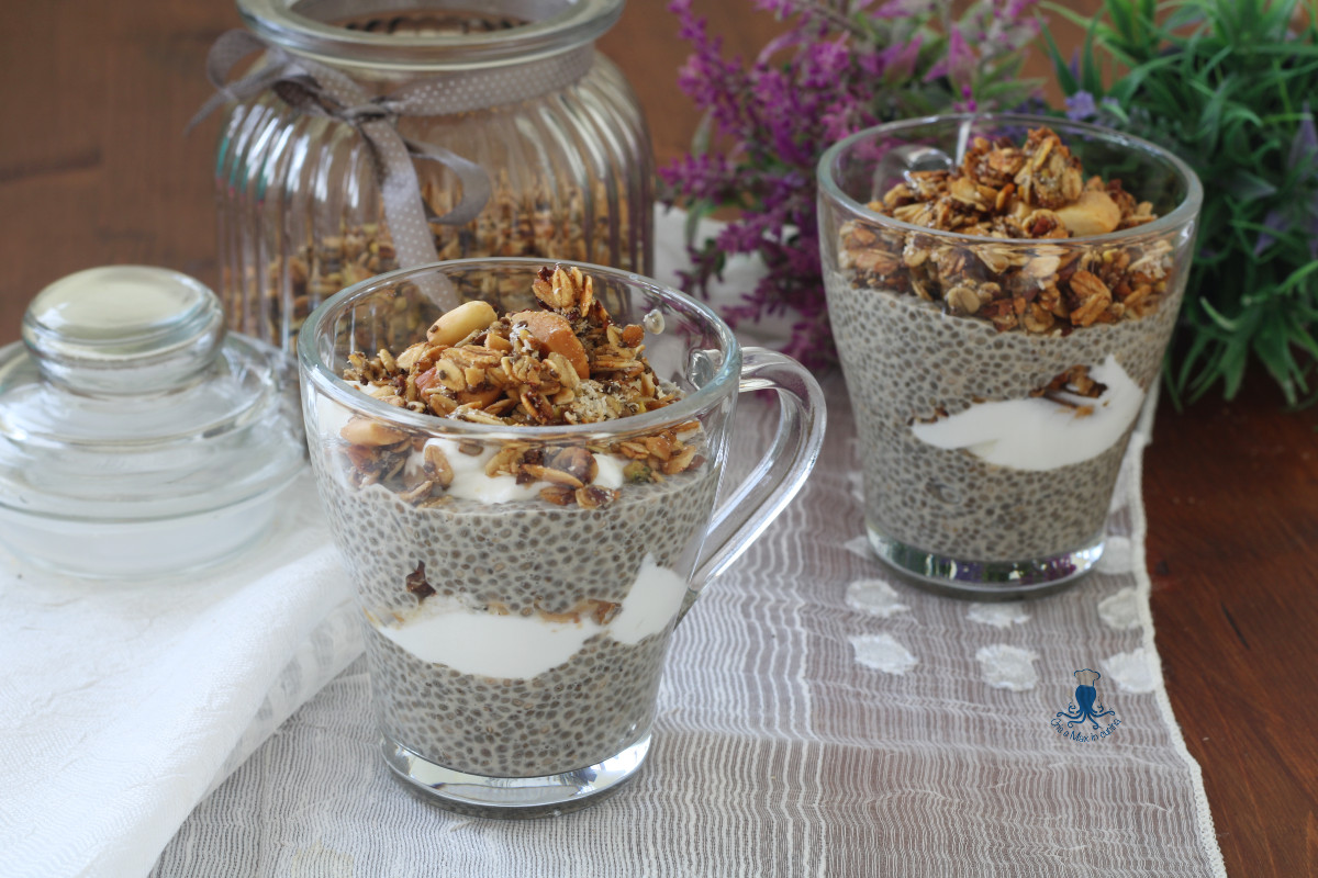Leichtes Chia-Pudding mit Joghurt und Cappuccino-Granola