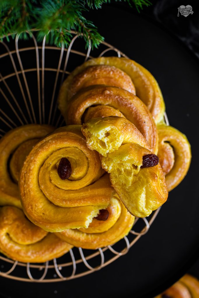 Lussekatter mit weißer Schokolade