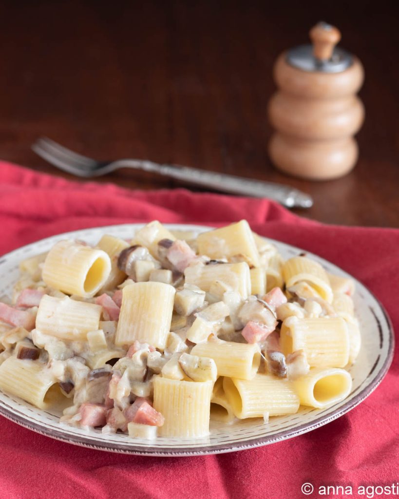 mezze maniche prosciutto e melanzane ricetta