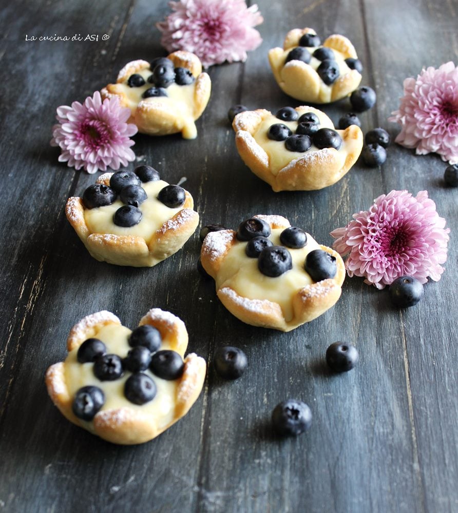Mürbteig-Tartelettes Creme und Heidelbeeren