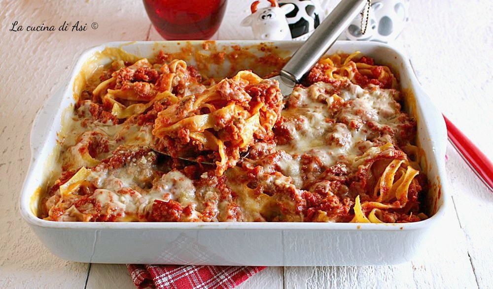 Nicht gekochte Tagliatelle-Nester mit Wurst