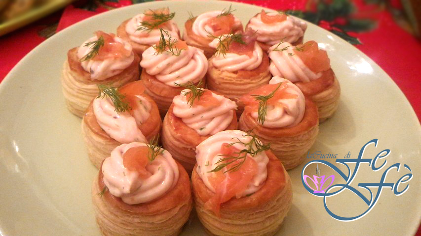 BLÄTTERTEIGPASTETEN MIT LACHS- UND DILLMOUSSE