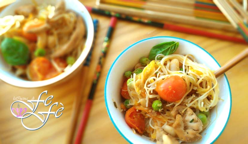 REISSPAGHETTI MIT MARINIERTEM HUHN UND GEMÜSE