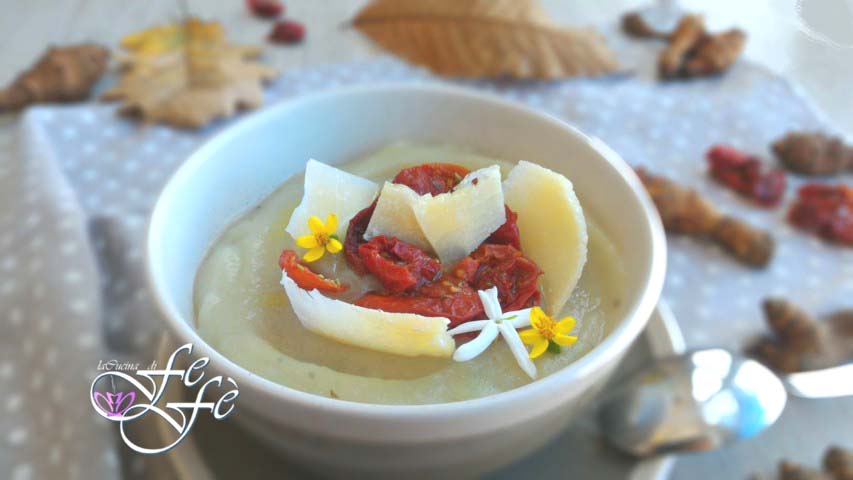 CREMIGE TOPINAMBUR-SUPPE MIT GETROCKNETEN TOMATEN UND GRANA-SPÄNEN