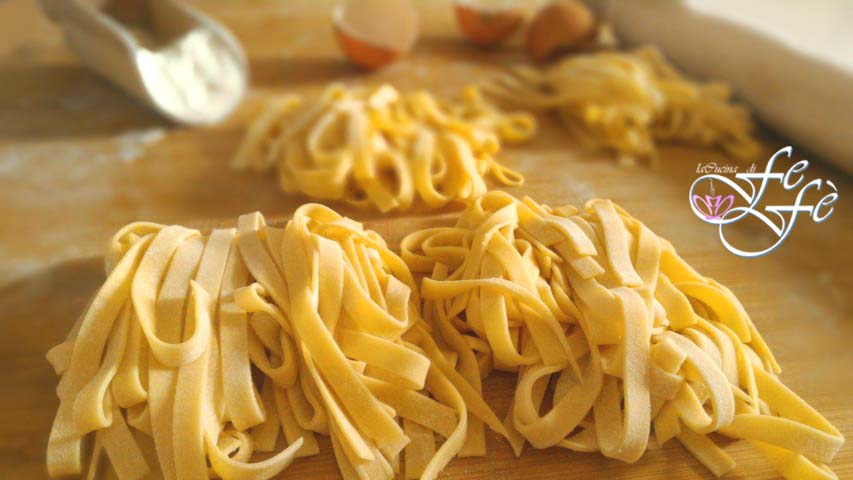 HAUSGEMACHTE EIERTAGLIATELLE (Grundrezept)
