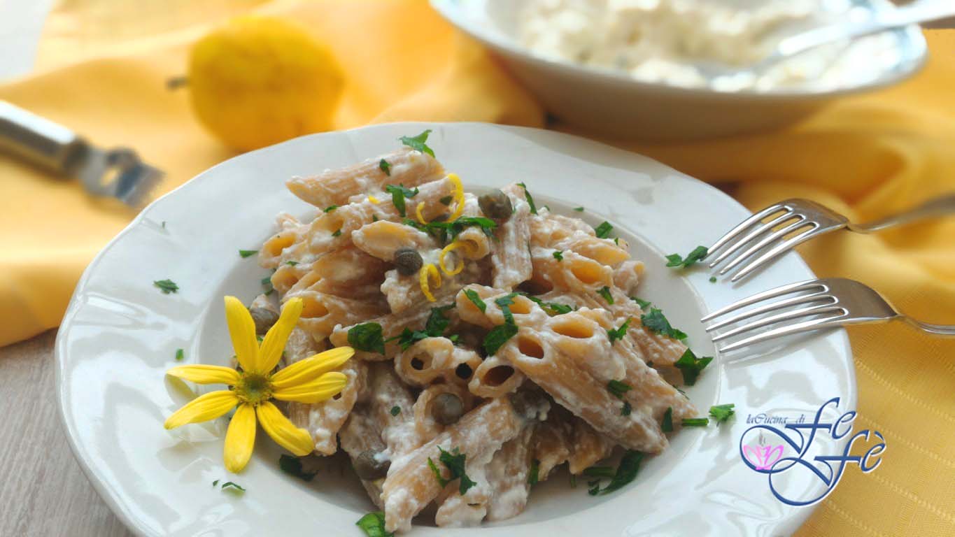 VOLLKORN-PENNE IN RICOTTA-CREME, ZITRONENSCHALE UND KAPERN