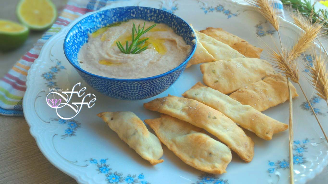 AUFGEBLASENE DINKEL-ROSMARIN-KRÄCKER