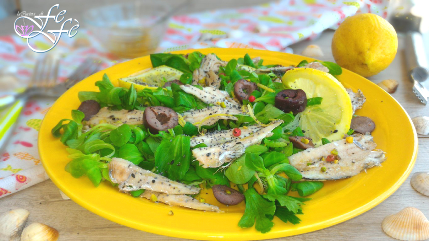 GEGRILLTER HECHT-SALAT, OLIVEN UND PISTAZIEN