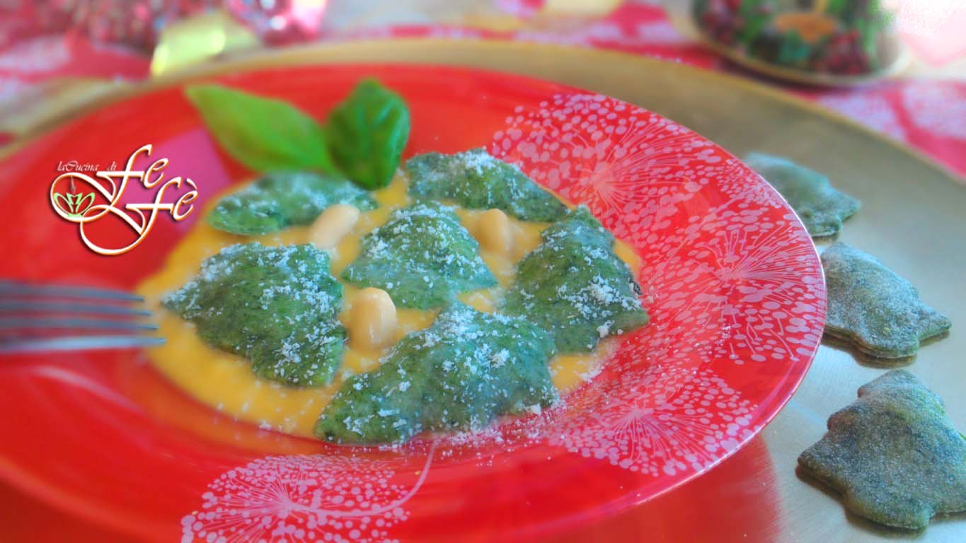 TANNENBAUM-RAVIOLI IN KÜRBIS-CASHEW-CREME