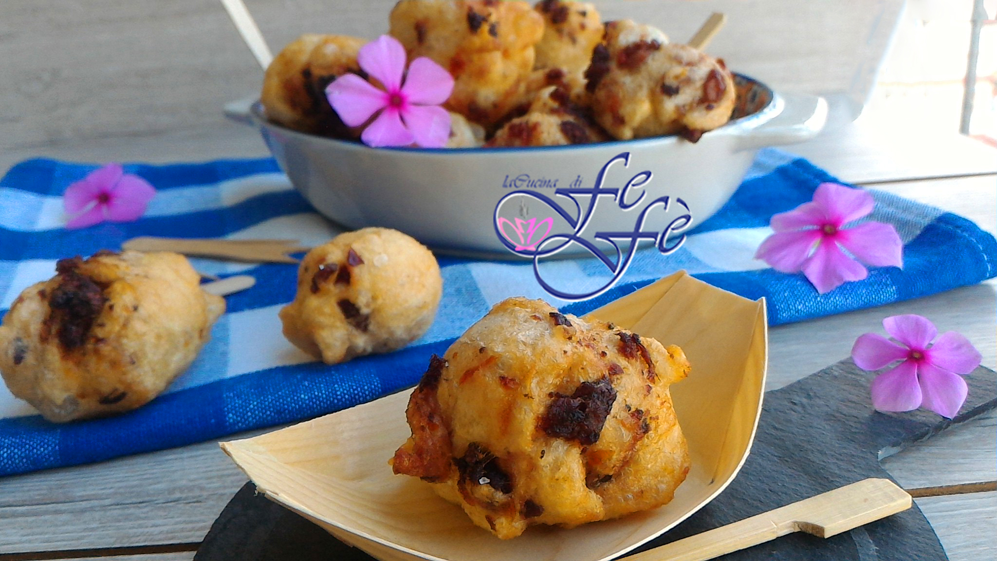 ZEPPOLE AUS FERMENTIERTEM TEIG MIT OLIVEN UND GETROCKNETEN TOMATEN