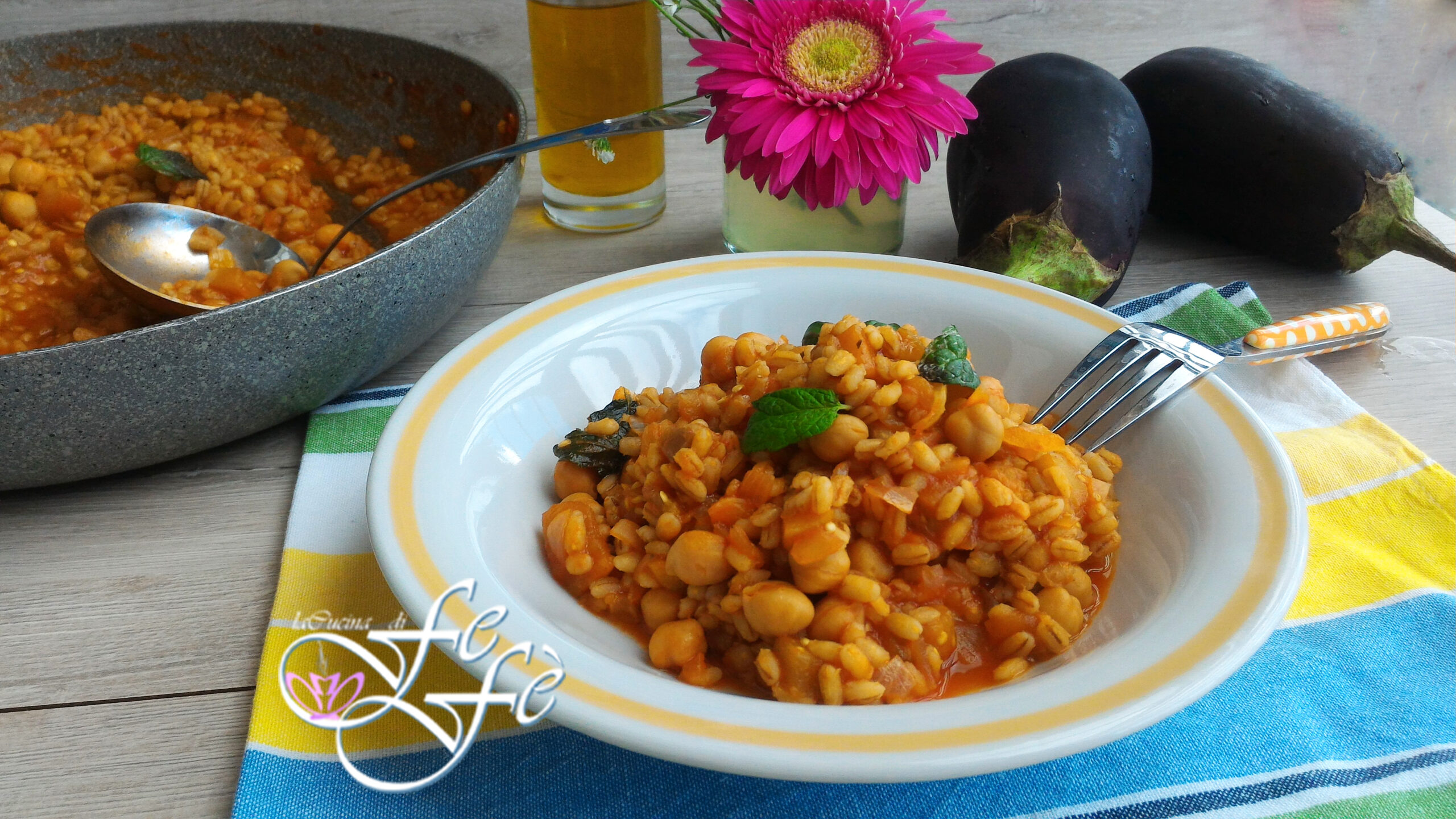 PERLGERSTE MIT KICHERERBSEN- UND AUBERGINEN-RAGU