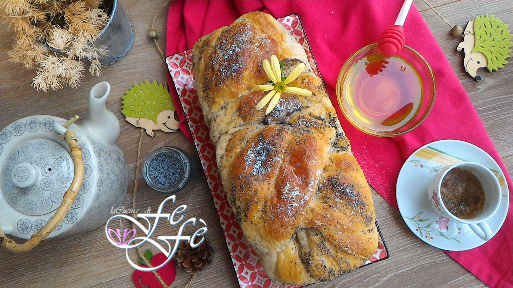 GEFLOCHTENES KARTOFFEL-HONIG-MOHN-BRIOCHEBROT