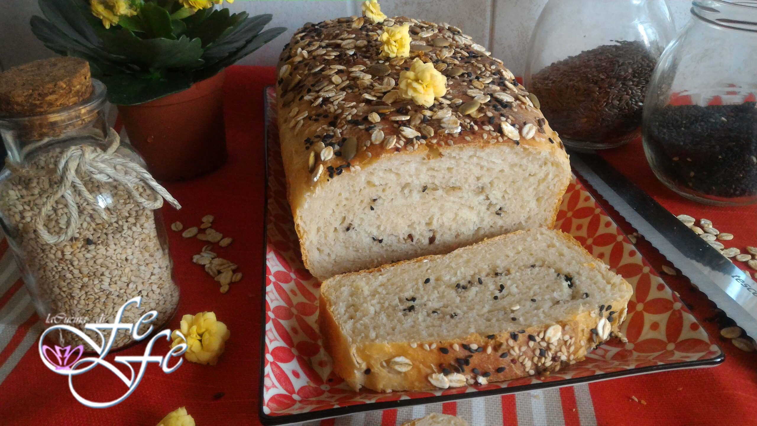 HAFERBROT MIT GRIECHISCHEM JOGHURT UND ÖLSAMEN