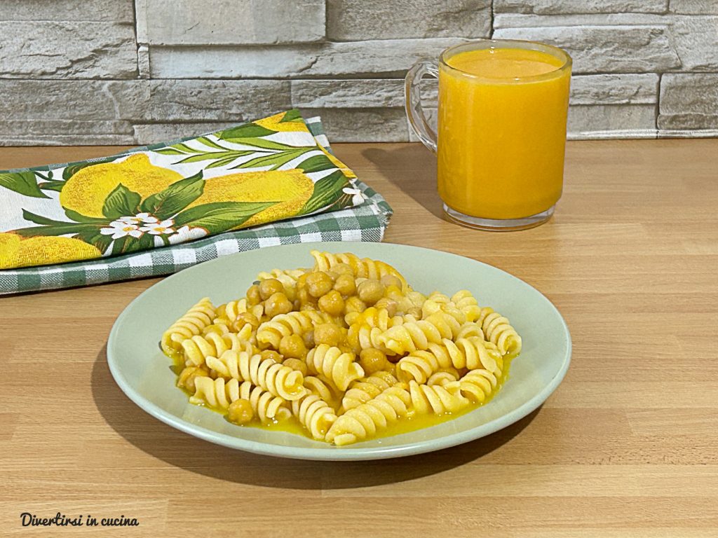 Pasta mit Kürbiscreme und Kichererbsen, cremig und warm.