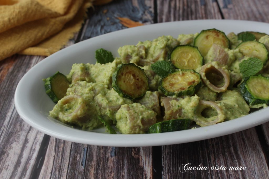 Pasta mit Kichererbsen-Zucchini-Creme Küche mit Meeresblick