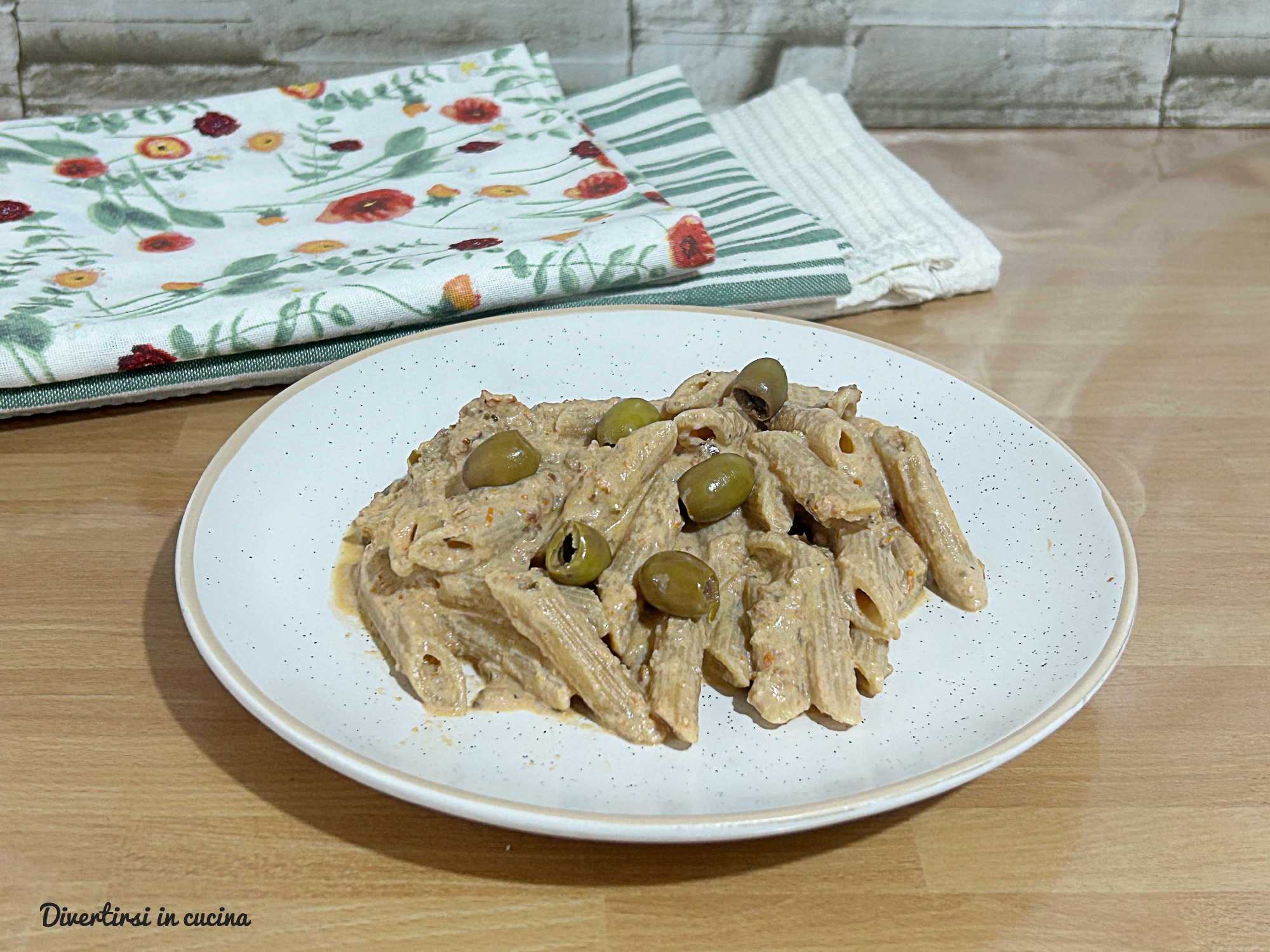 Cremige Pasta mit Ricotta, Taggiasca-Oliven und getrockneten Tomaten