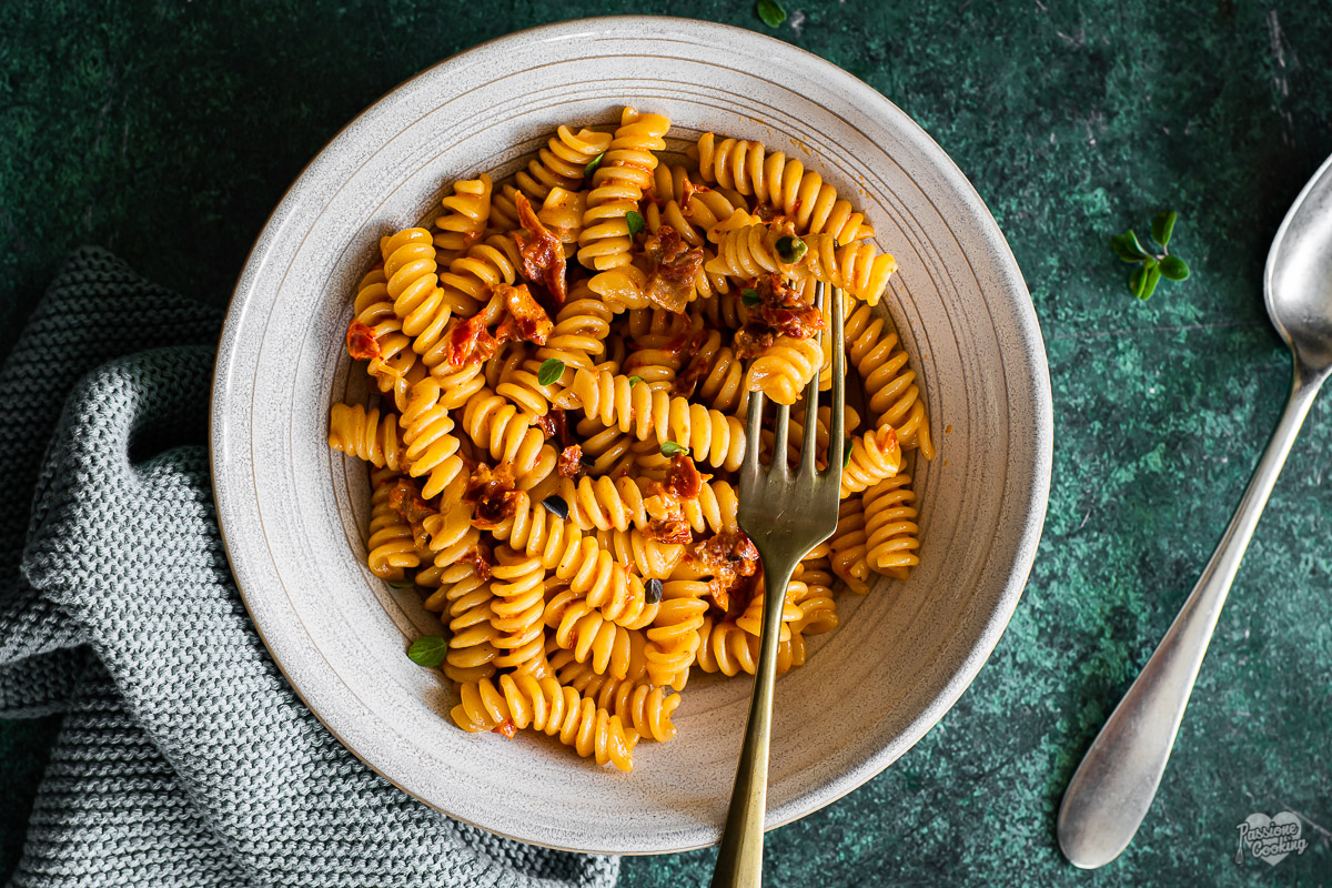 Pasta mit getrockneten Tomaten und Mascarpone