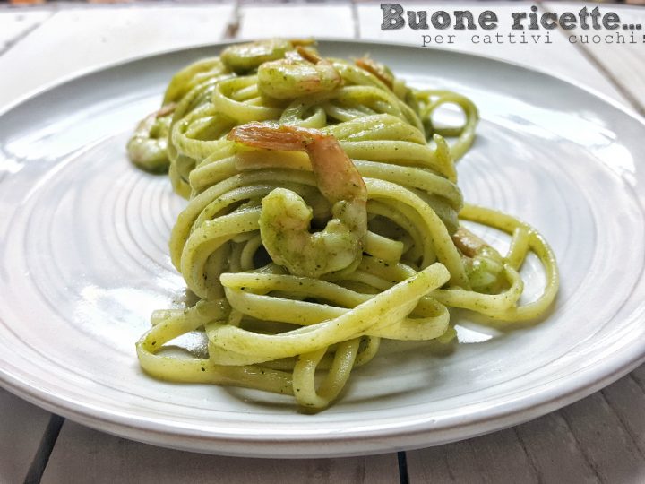 Pasta mit Pesto und Garnelen