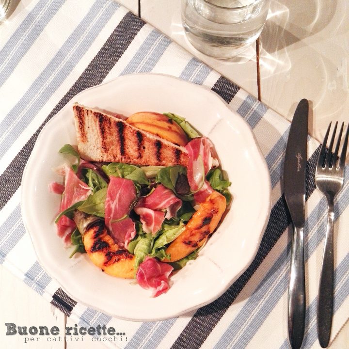 Pfirsich- und Rohschinkensalat