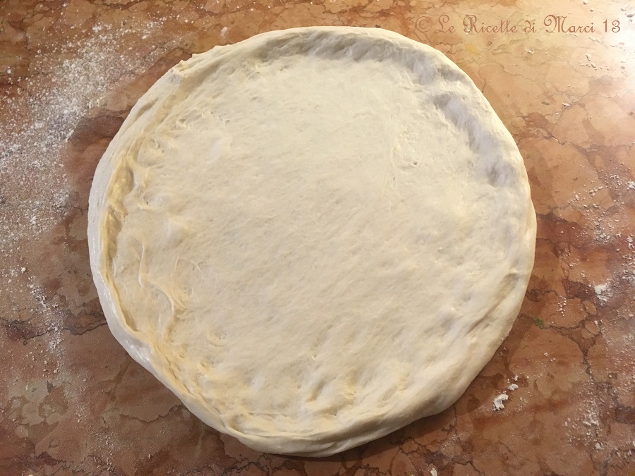 Pizza Margherita auf dem Teller