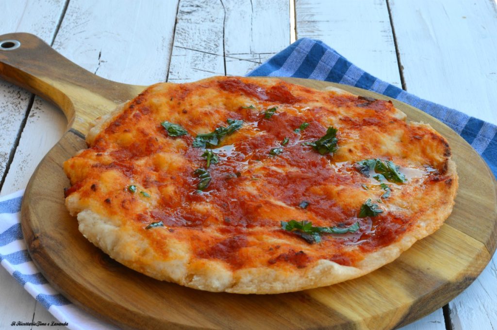 Pizza auf dem Blech ohne Gluten