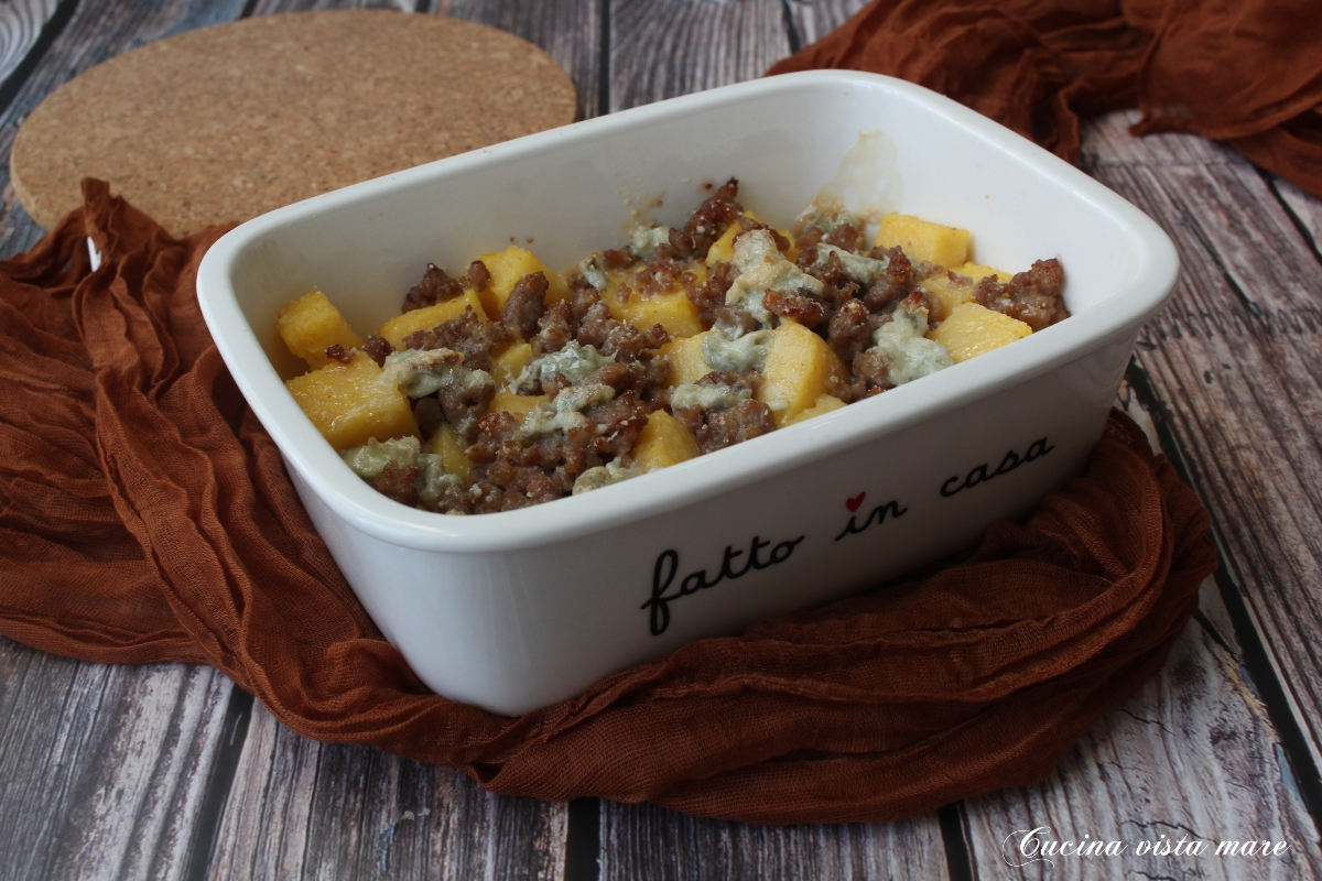 Polenta mit Gorgonzola und Wurst